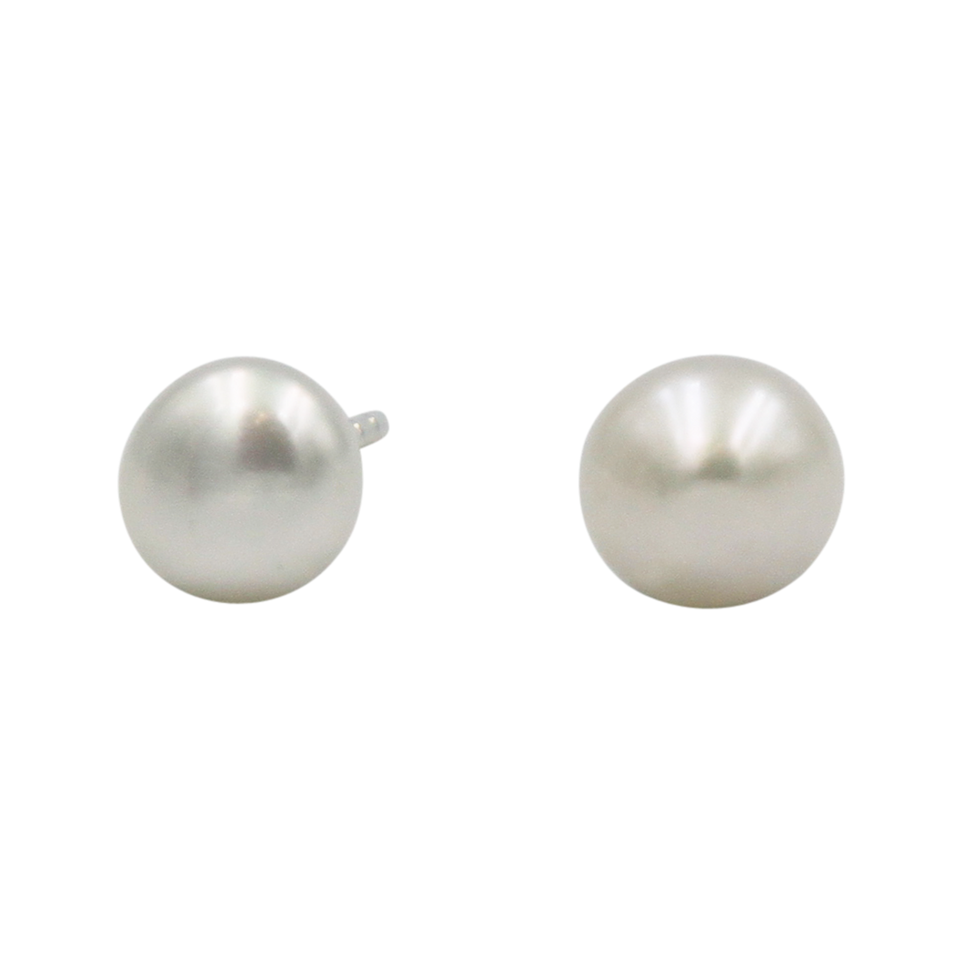 Simple Full Large Sphere Pearl Stud Earring sett on Sterling Silver.